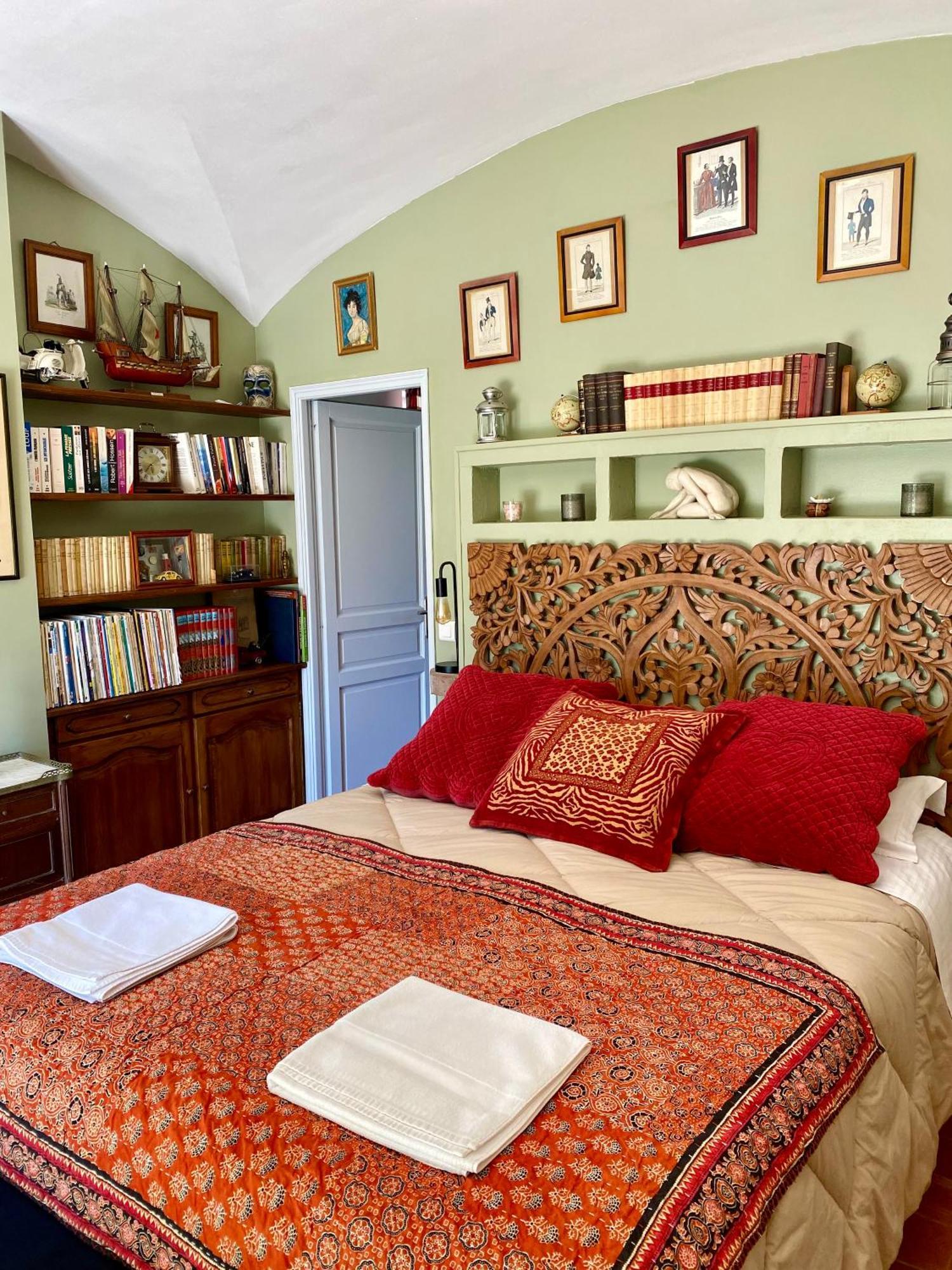 Domaine Du Commandeur Bed & Breakfast Mondragon Bagian luar foto