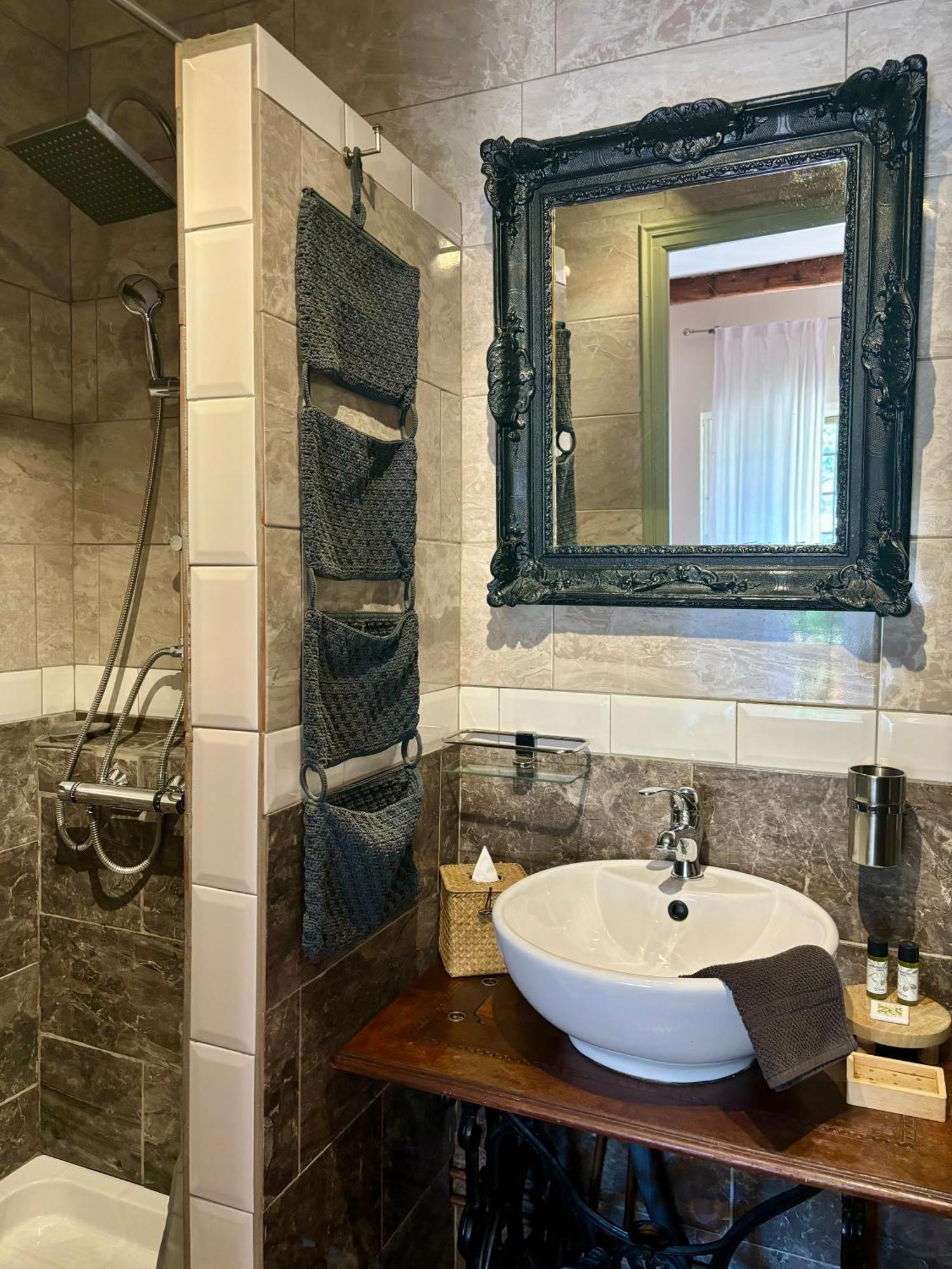 Domaine Du Commandeur Bed & Breakfast Mondragon Bagian luar foto